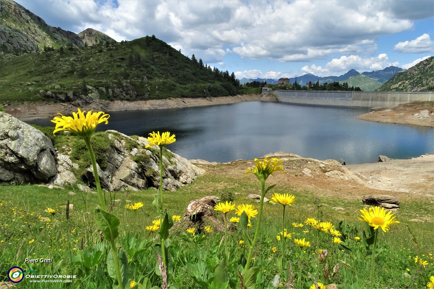 70 In vista della diga e del rifugio.JPG